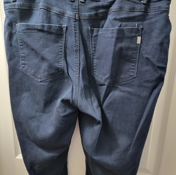 1822 denim Jean capirs with some stretch to them - Picture 2 of 6